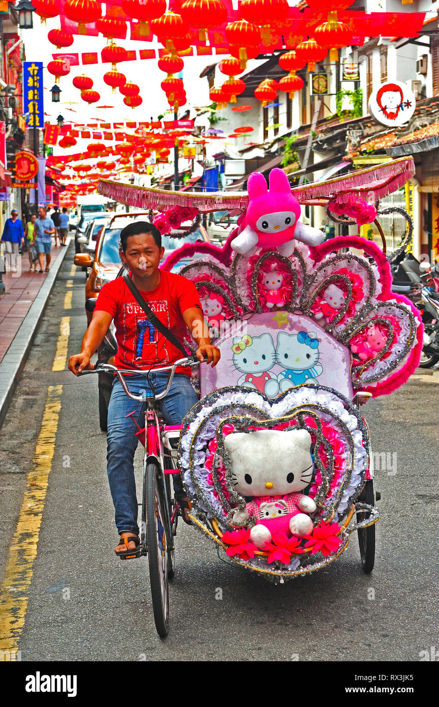 Fahrrad Rikscha Fahrer auf der Straße in der Altstadt, Melaka, Malaysia Stockfoto