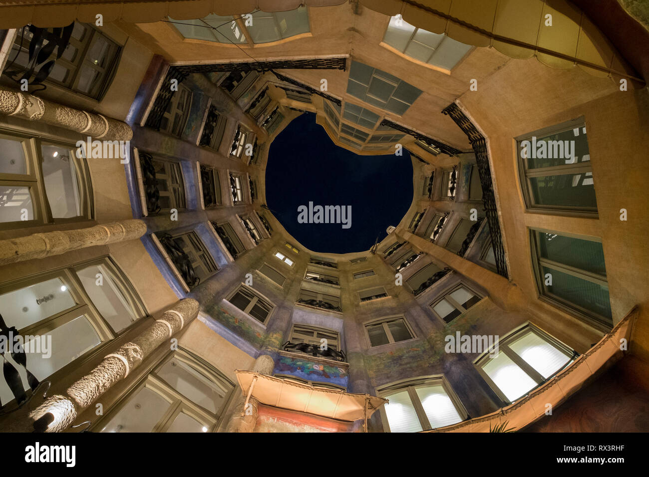 Eines der Atrien, die in der Casa Mila in der Nacht in Barcelona, Spanien Stockfoto