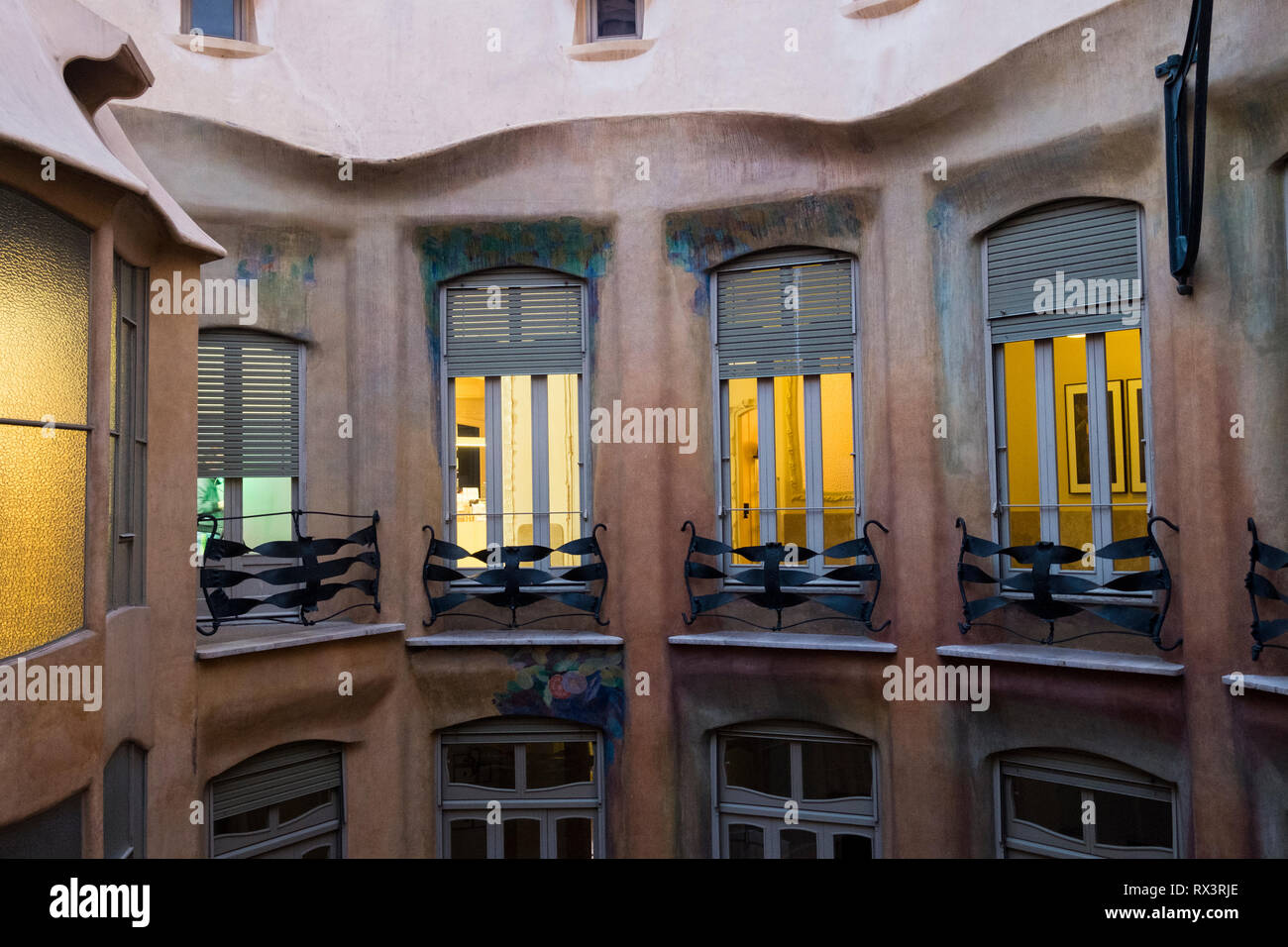 Ein Blick über ein Atrium im Casa Mila auf eine Reihe von Apartments in Barcelona, Spanien Stockfoto