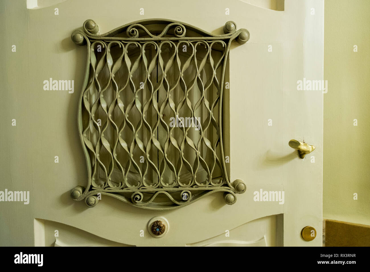 Vordere Tür Grill/Peek durch Detail im A Casa Mila Apartment in Barcelona, Spanien Stockfoto