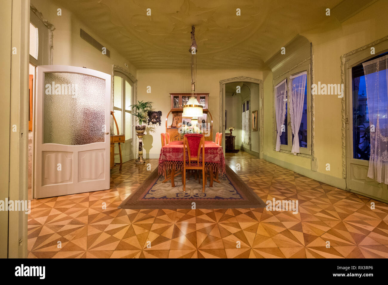 Eine moderne Esszimmer in einer Wohnung in der Casa Mila in Barcelona, Spanien. Stockfoto