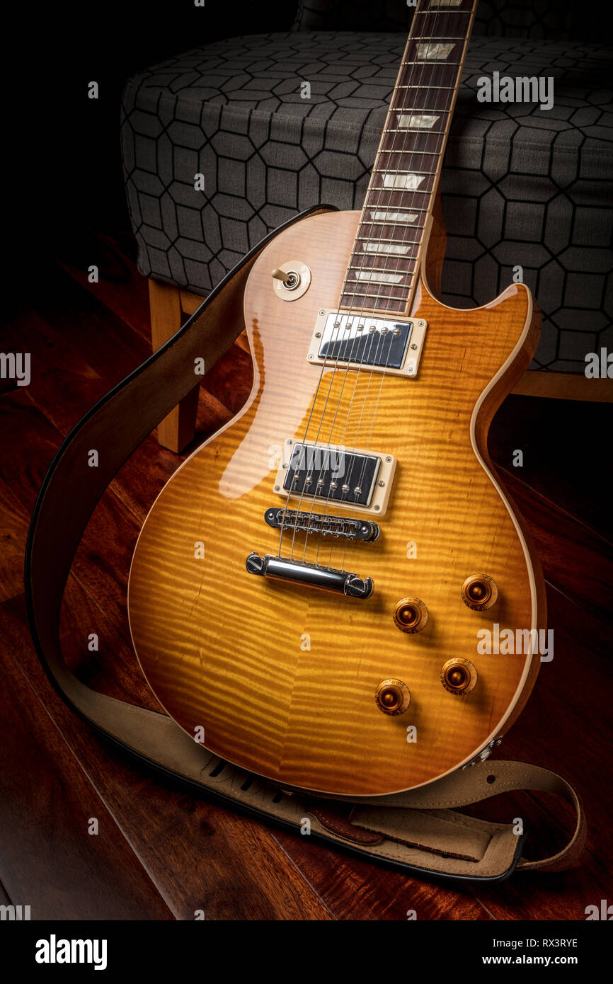 Gibson Les Paul Standard Gitarre gegen einen Stuhl gelehnt Stockfoto