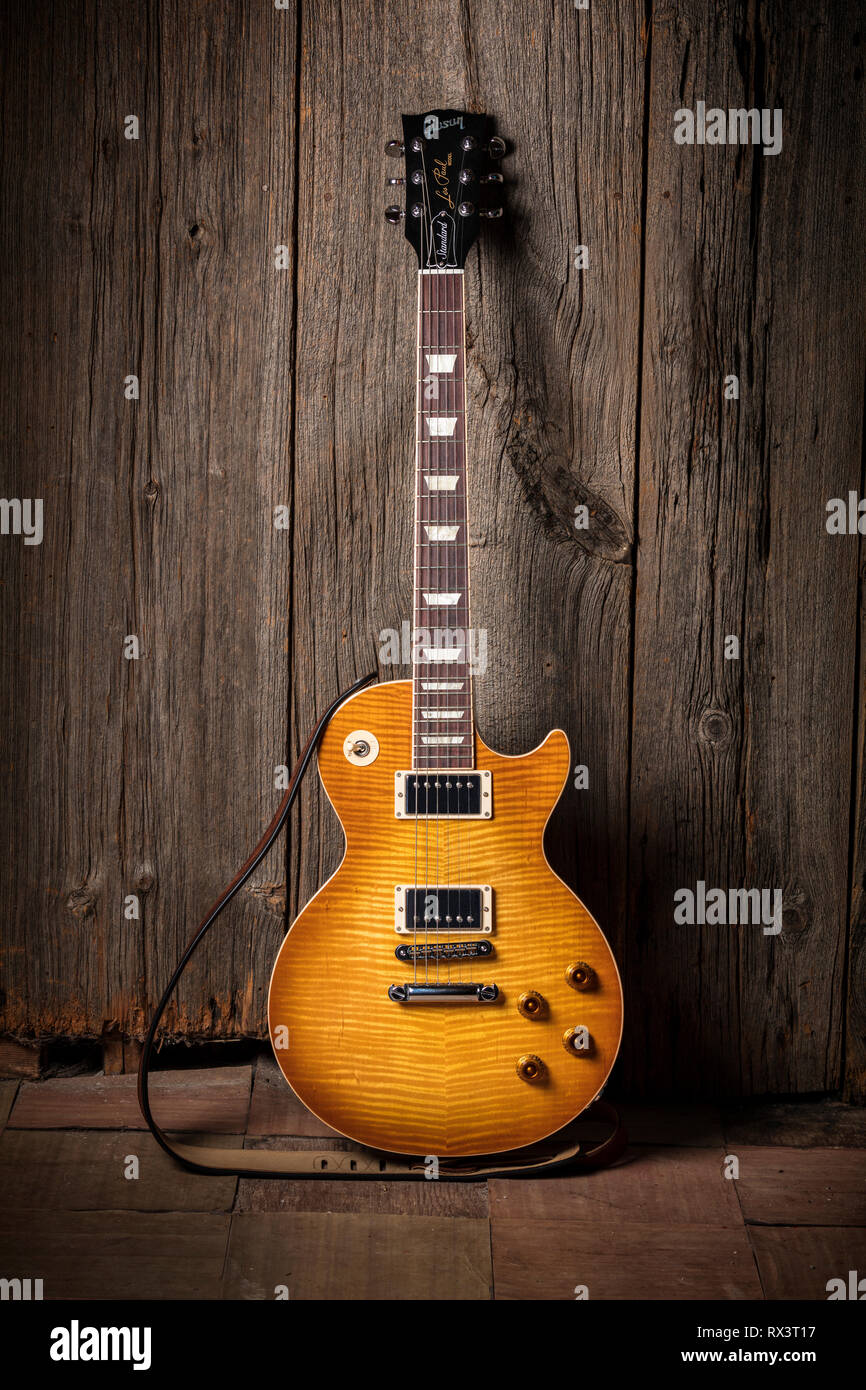 Gibson Les Paul Standard Gitarre gegen einen hölzernen Scheune board Wand lehnt Stockfoto