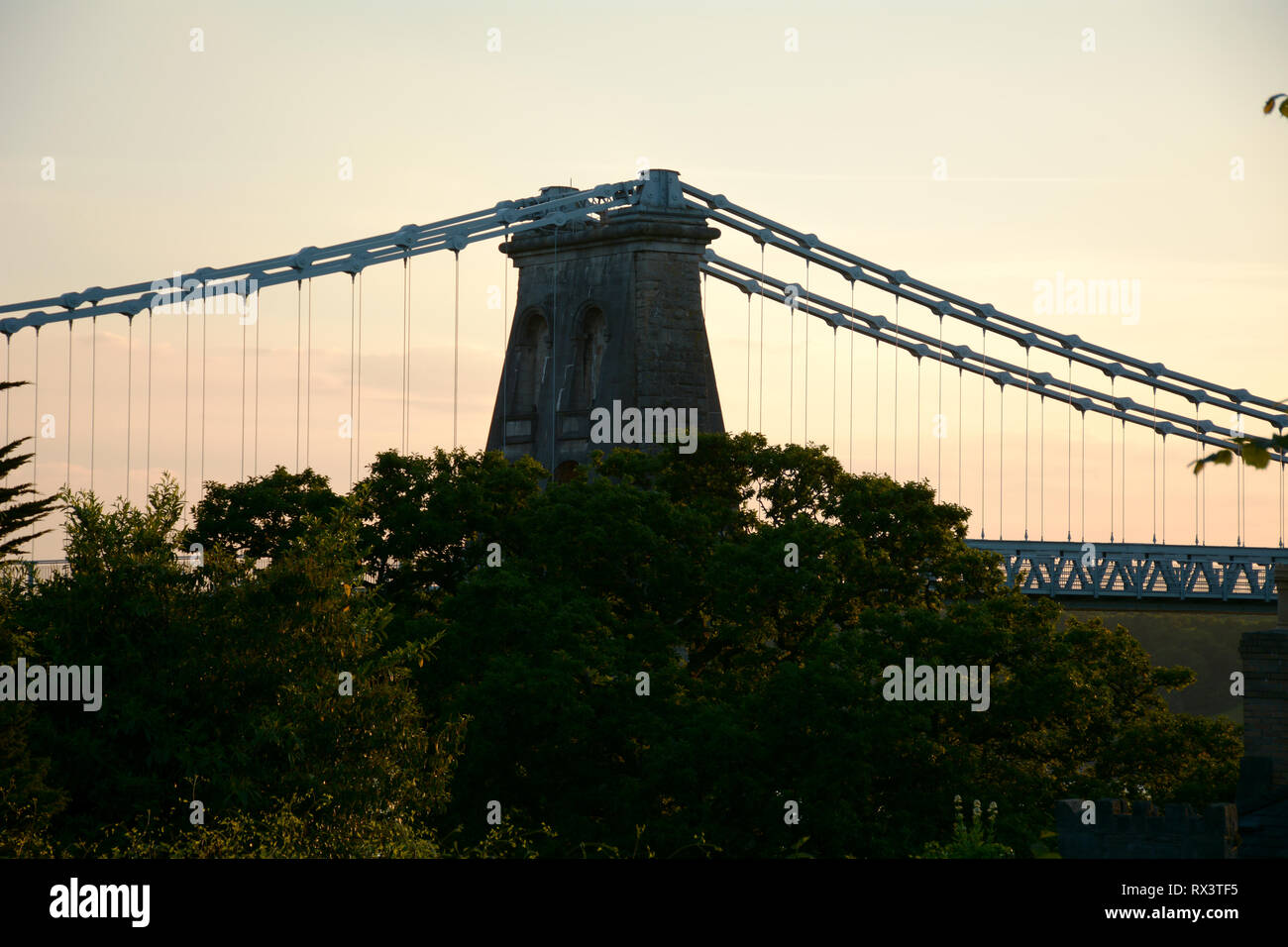 Die menai Suspension Bridge auf Sommer Abend Stockfoto Die menai Suspension Bridge auf Sommer Abend Stockfoto