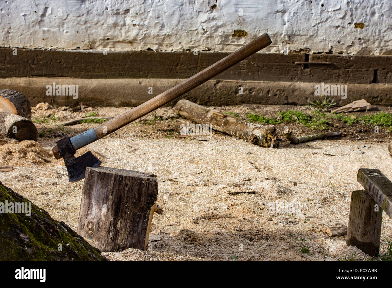 Ax in einem Protokoll auf dem Hintergrund des Weißen Hauses Wand, Serbien Stockfoto