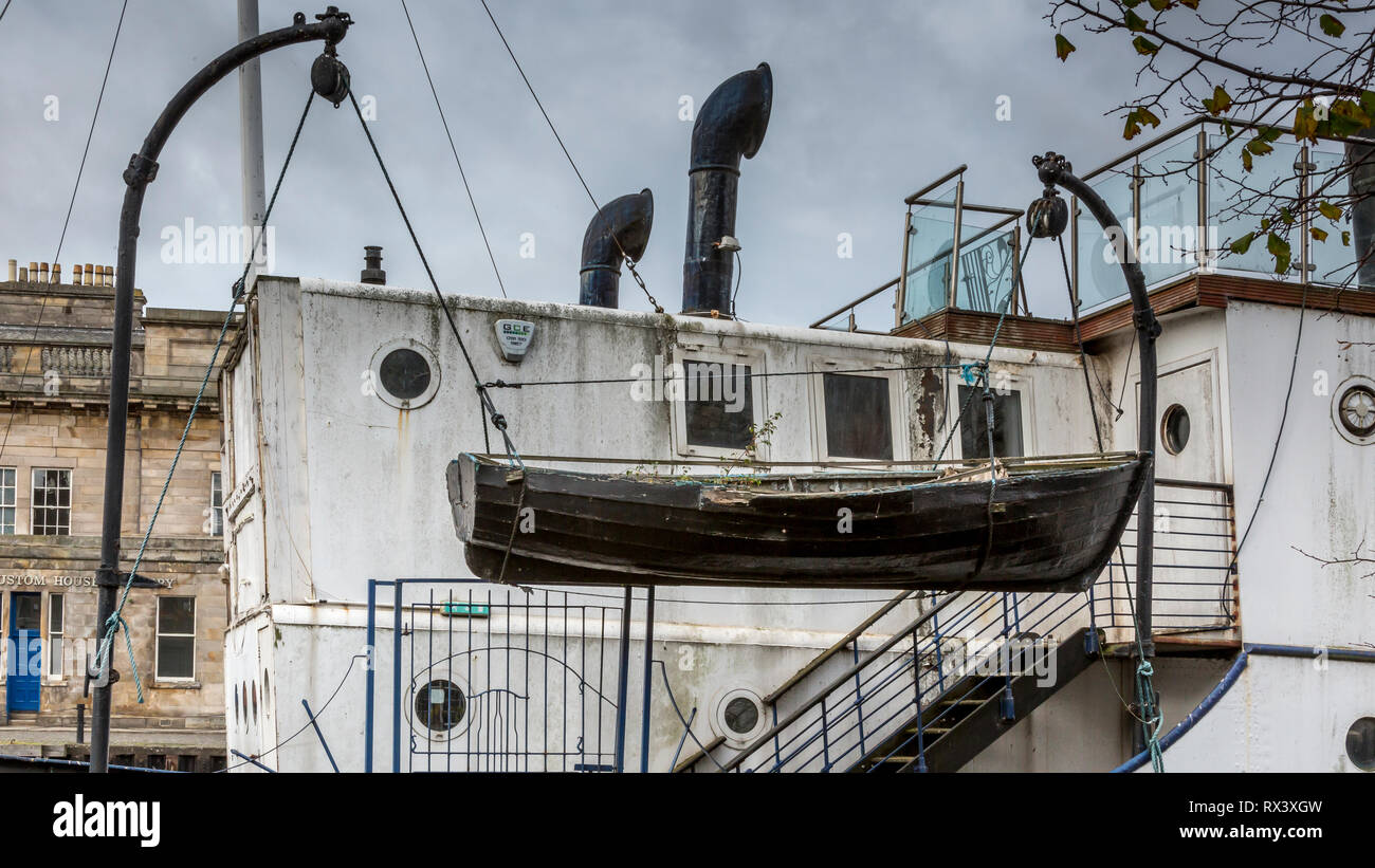 Ein Rettungsboot hängt an seinen Seilen an der leeren Cruz's Ristorante de Niro. Einst eine Pianobar, ein Nachtclub und ein Restaurant und ist jetzt in Leith vermauert Stockfoto