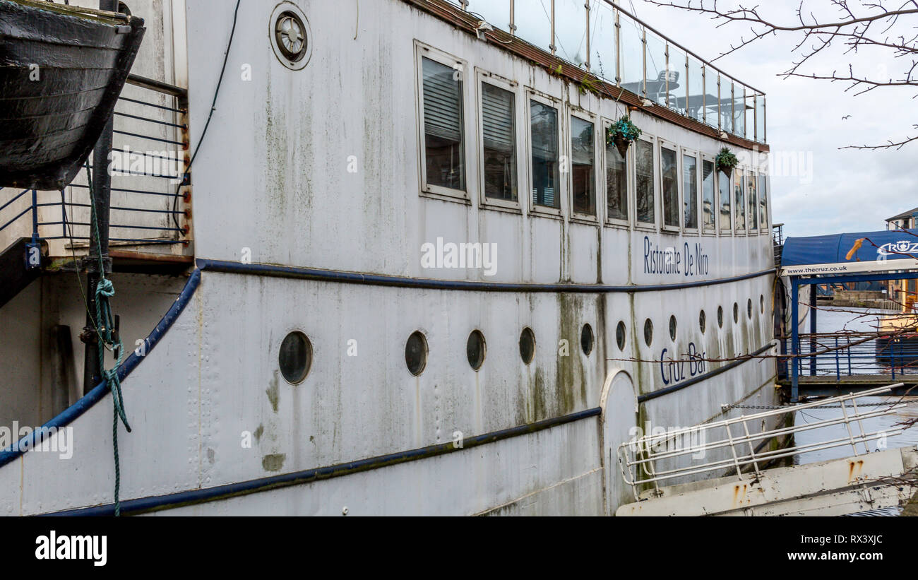Ristorante de Niro war ursprünglich ein Kreuzfahrtschiff, dann eine Pianobar, ein Nachtclub und ein Restaurant und ist heute am Ufer im Queen's Dock Leith vermauert Stockfoto