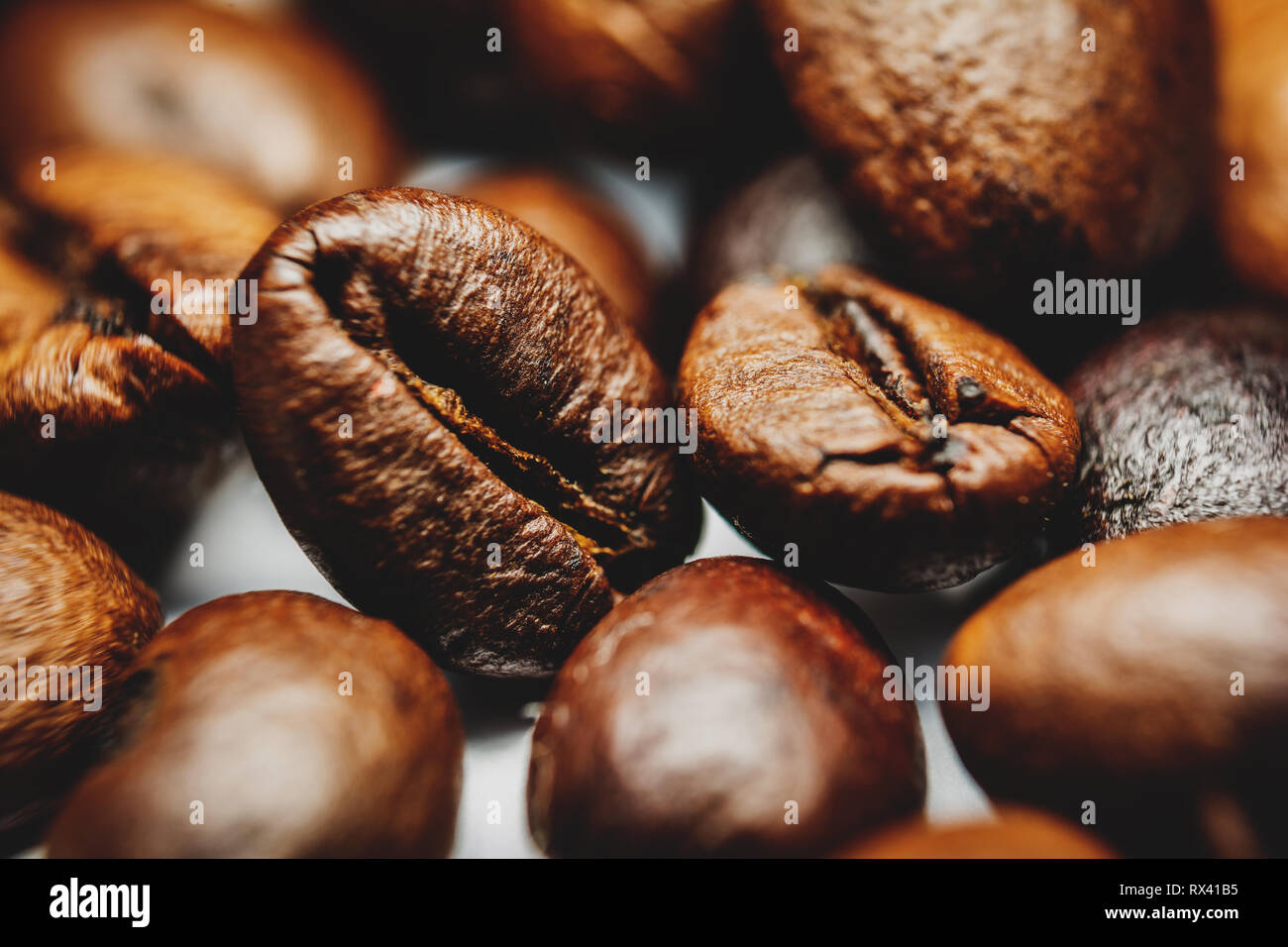 Black Coffee Beans Nahaufnahme extreme Makro-Fotografie Stockfoto