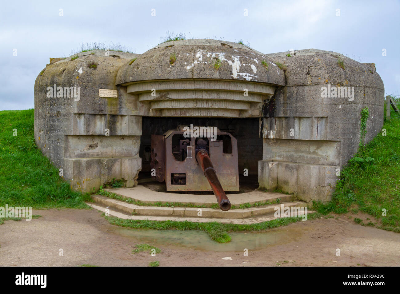 Ein 150-mm-Kanone in einer der vier Flügel des Longues-sur-Mer, Batterie, westlich von Arromanches-les-Bains in der Normandie, Frankreich. Stockfoto