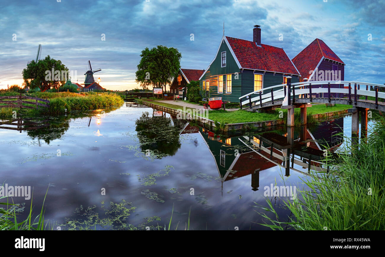 Traditionelle holländische Windmühle in der Nähe des Kanals. Niederlande, Landcape bei Nacht Stockfoto