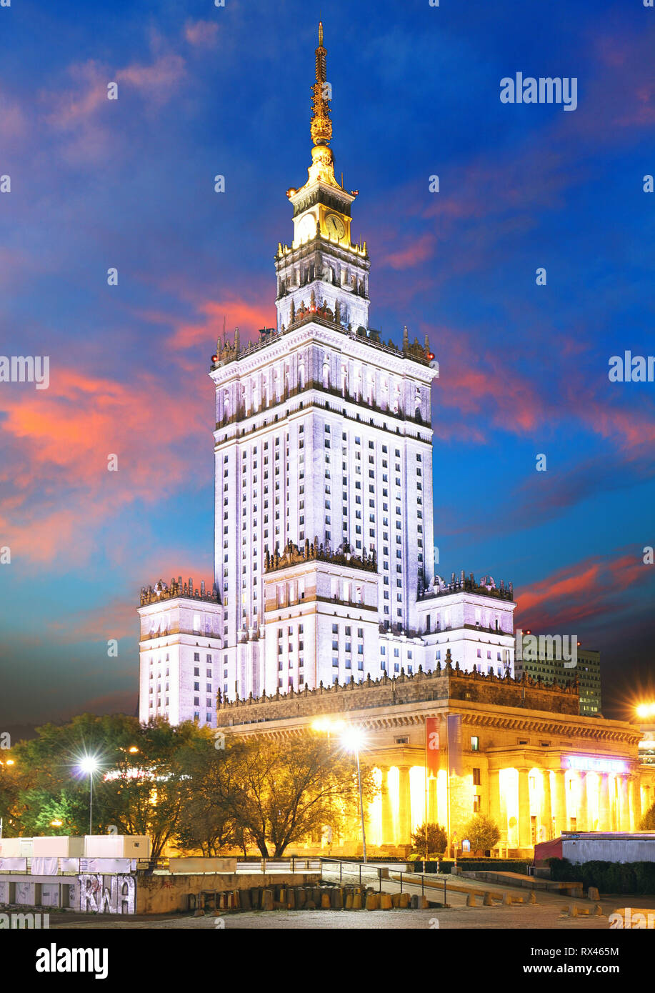 Palast der Kultur und Wissenschaft in Warschau, Polen in der Nacht. Stockfoto