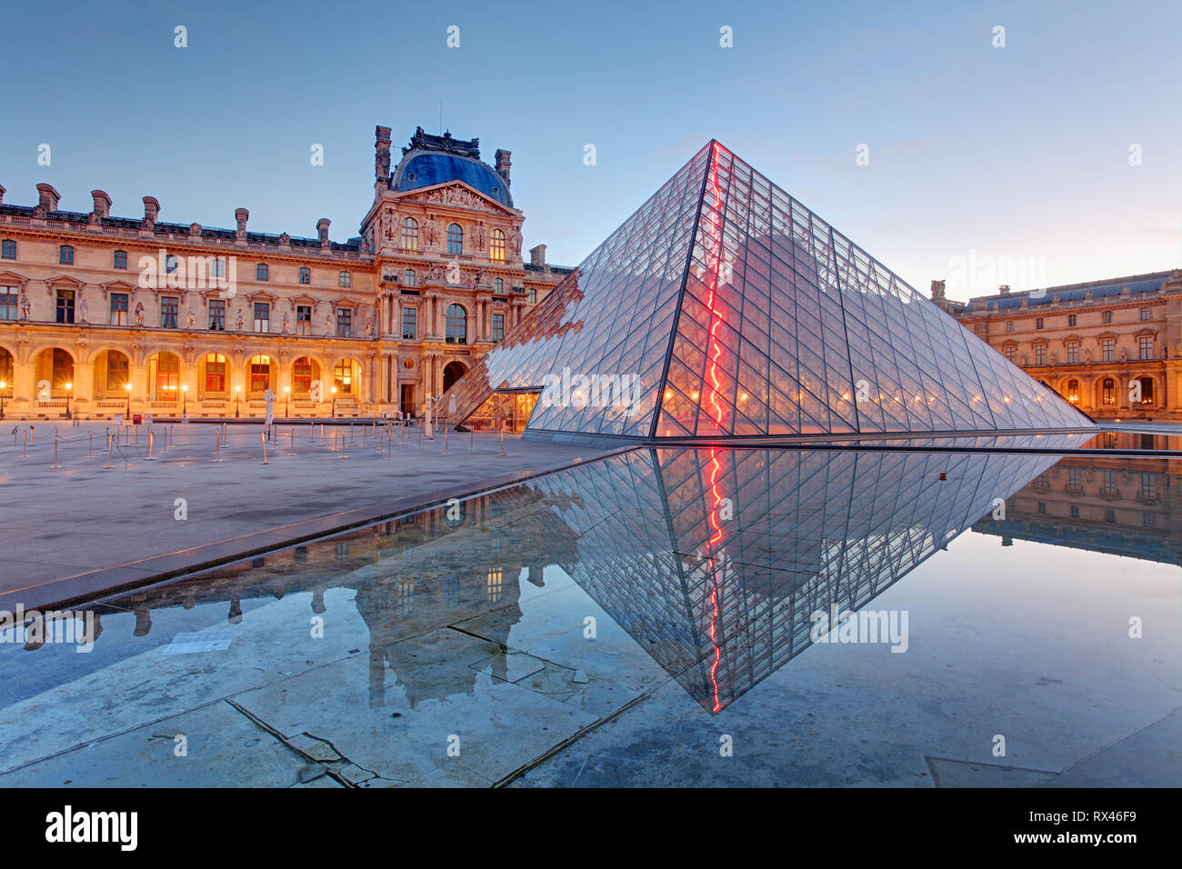 PARIS - FEB 9: Louvre museum in der Dämmerung im Sommer auf Februar 9,2015. Louvre Museum ist eines der größten Museen der Welt mit mehr als 8 Millionen v Stockfoto