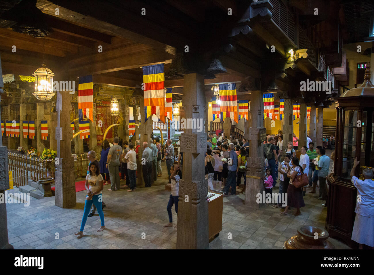 Pilger im Inneren Tempel des Zahns in Kandy, Sri Lanka Stockfoto