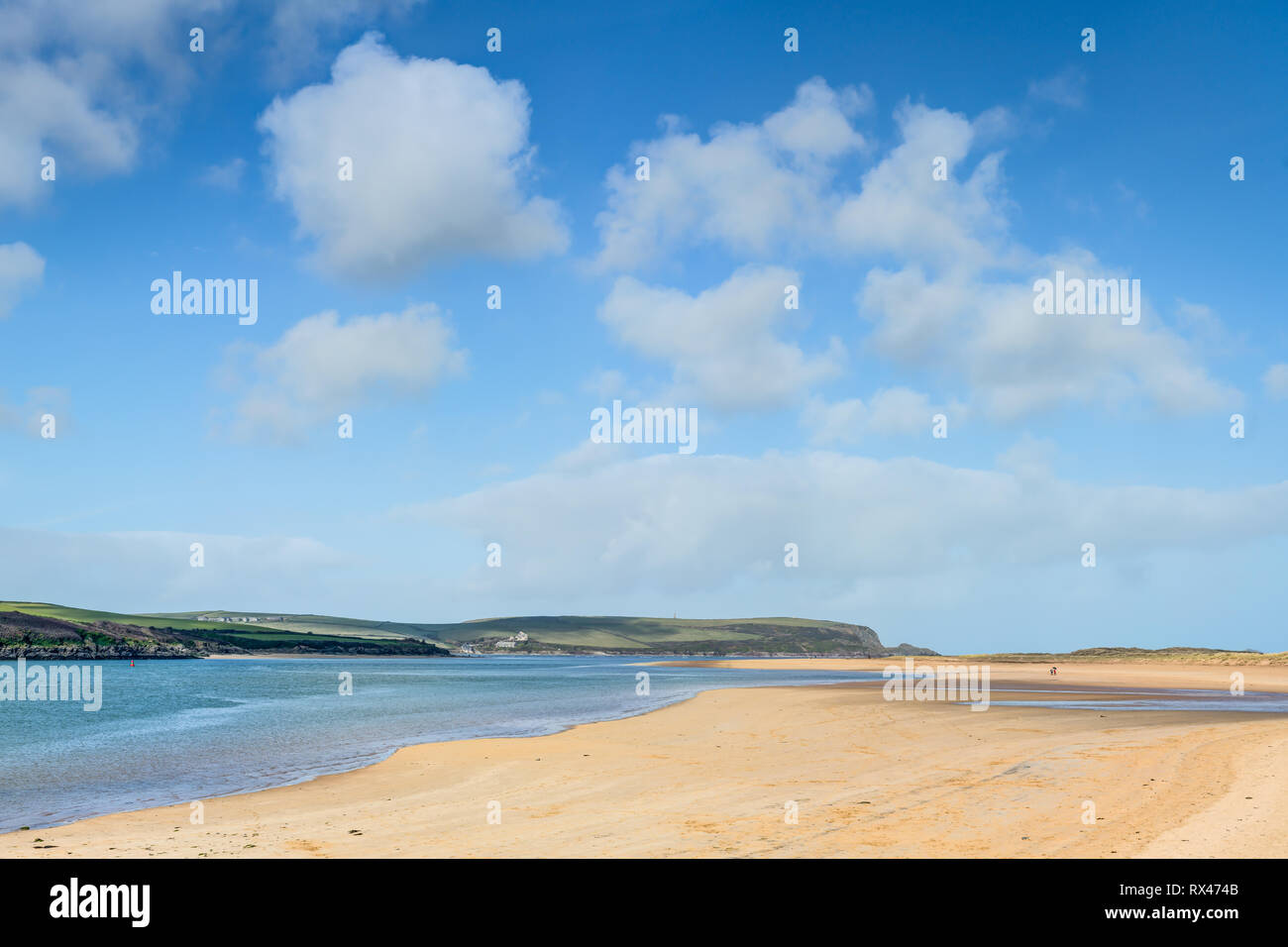 Ein blustery sonnigen Tag auf Rock Beach, Cornwall vom Kamel Mündung auf trevone Kopf und den Atlantischen Ozean. Goldgelben Sand und blaues Meer. Stockfoto