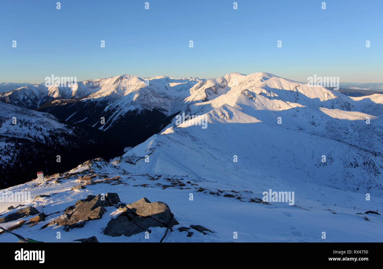 Panorama der Tatra thewinter mit interessanten Form der gefrorenen Schnee. Silent Valley in der Westlichen Tatra. Stockfoto