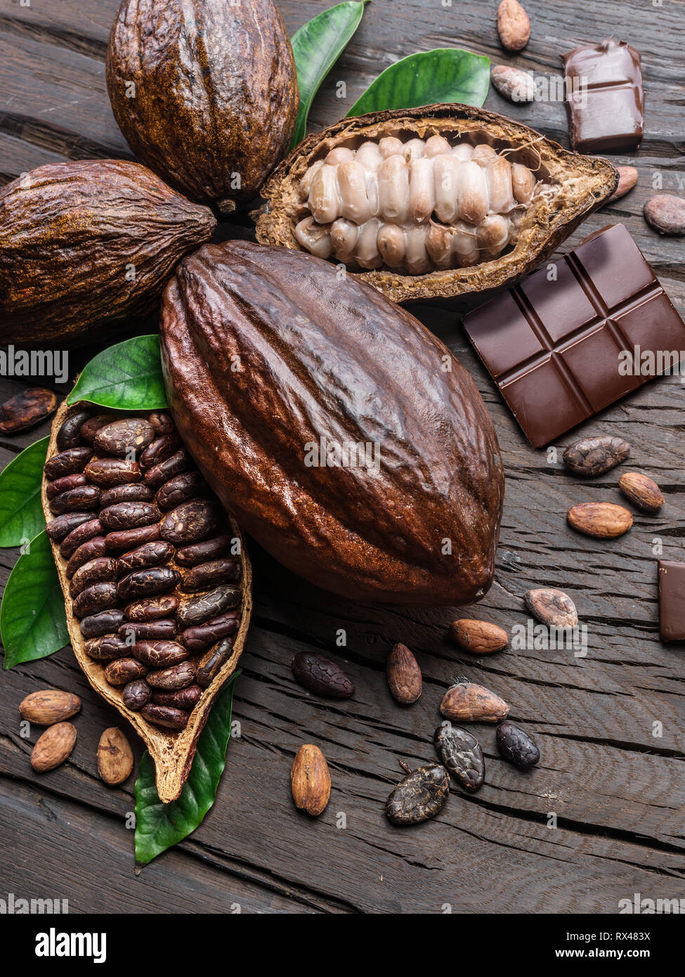 Kakaofrucht, Kakao und Schokolade auf dem Holztisch. Ansicht von oben. Stockfoto