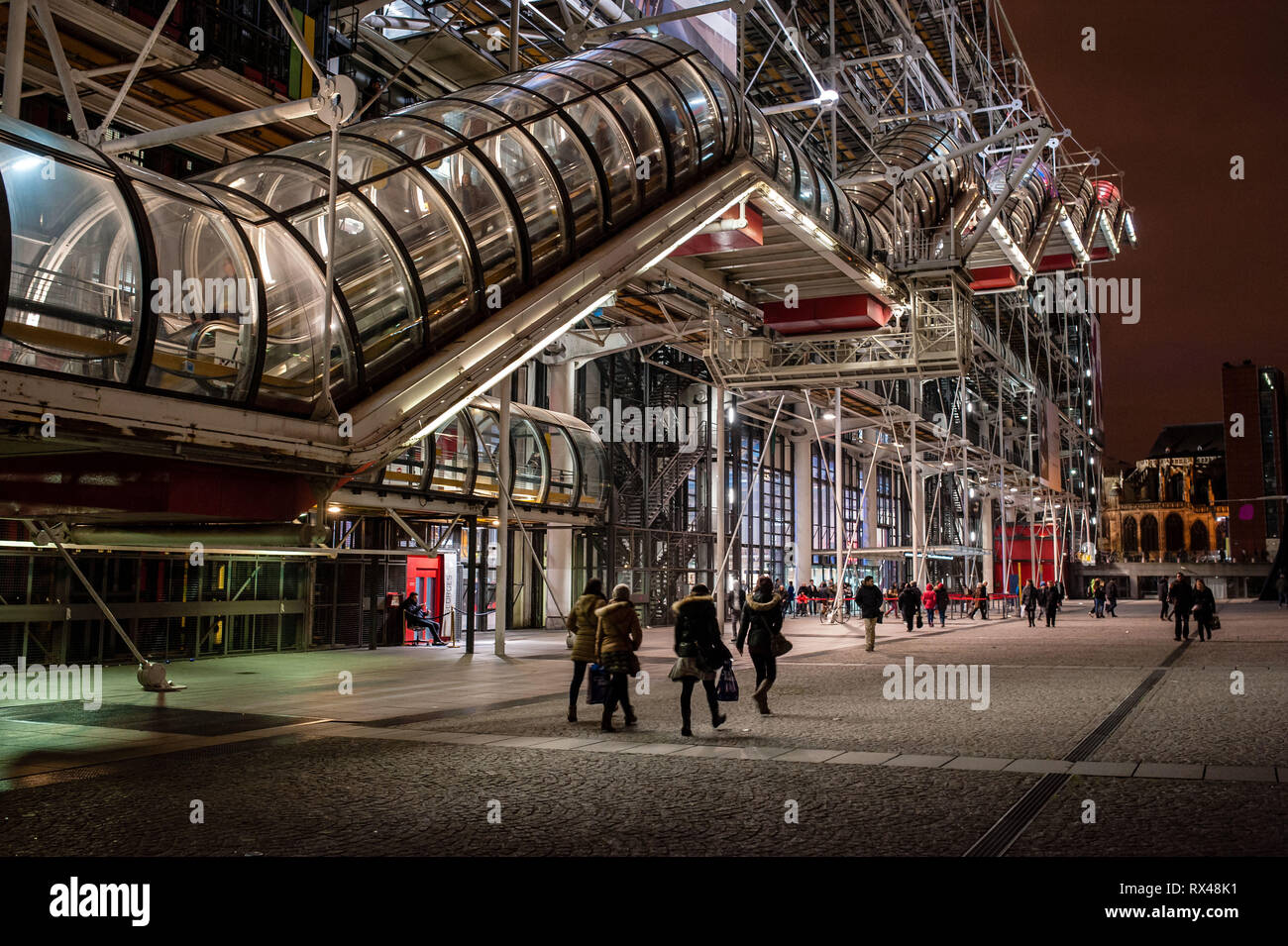 Paris (Frankreich): Fassade des Centre Pompidou (Französisch ÒCenter Georges PompidouÓ), als "Beaubourg", Nachtaufnahme bekannt. Stockfoto