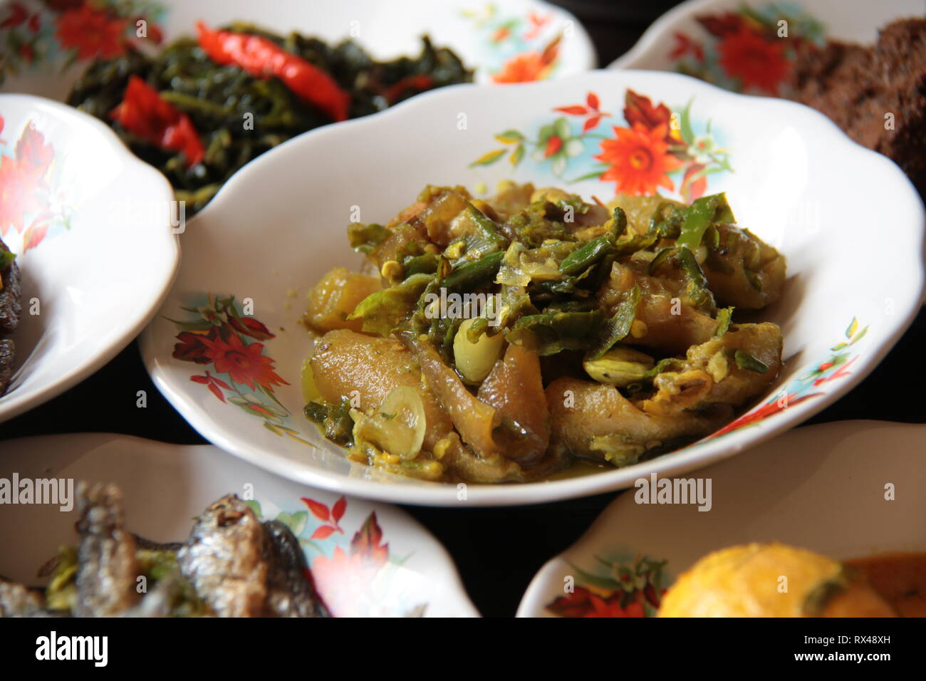 Kikil Sambal Hijau. Wokgemüse Kühe Trotter mit grünem Chili Pfeffer aus Padang, West Sumatra Stockfoto