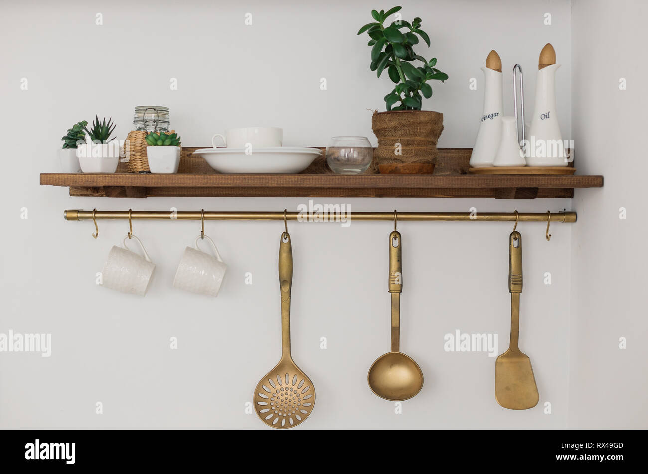 Küche Ecke Regal mit Löffel schaufeln und Gewürzen Stockfotografie - Alamy