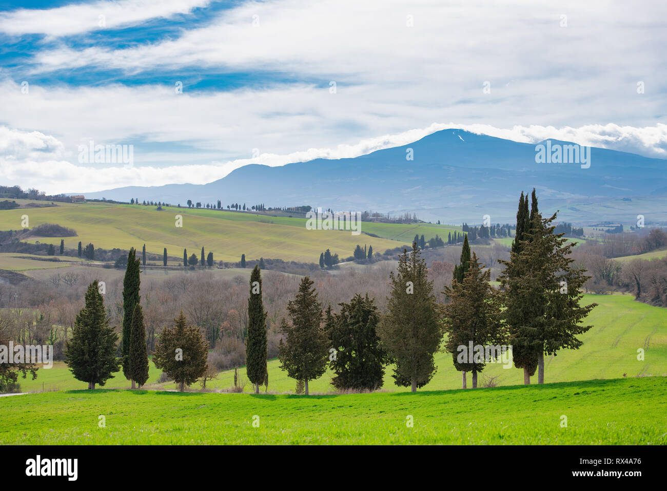 Monte Amiata gesehen aus dem Val d'Orcia Stockfoto