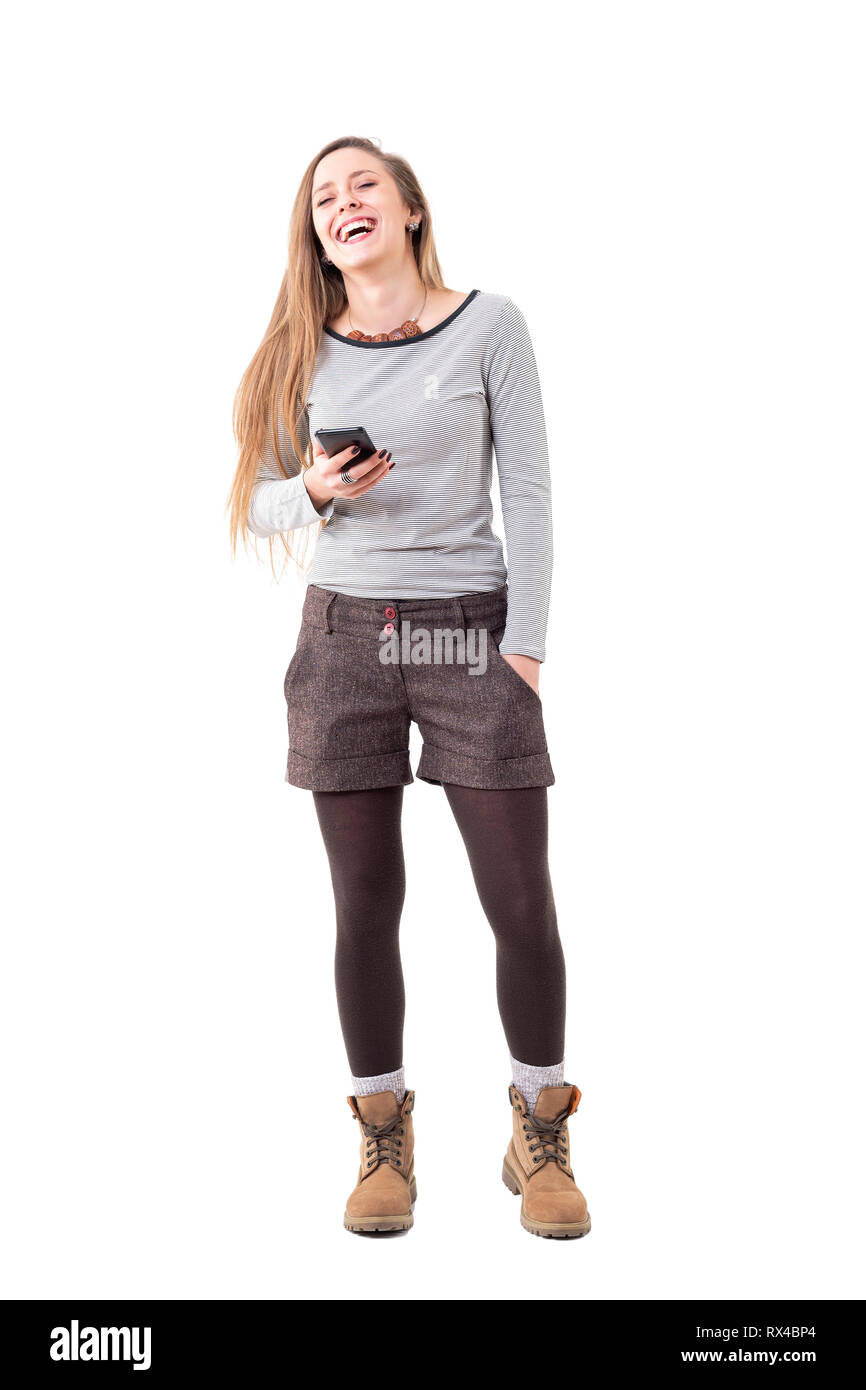 Stilvolle Junge entspannt Frau lacht beim Gespräch im Freisprechmodus auf Handy Lautsprecher. Voller Körper auf weißem Hintergrund. Stockfoto