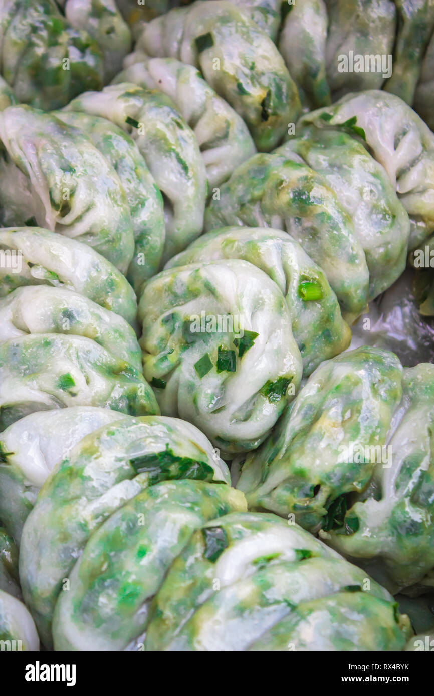 Gedünsteter Knödel gefüllt mit Knoblauch, Schnittlauch, Knoblauch, Schnittlauch Dim Sum, Kanom Kuicheai. Stockfoto