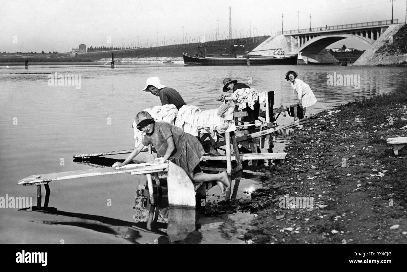 Wäscherinnen, Lago di Mezzo, Lombardei, Italien 1940-50 Stockfoto