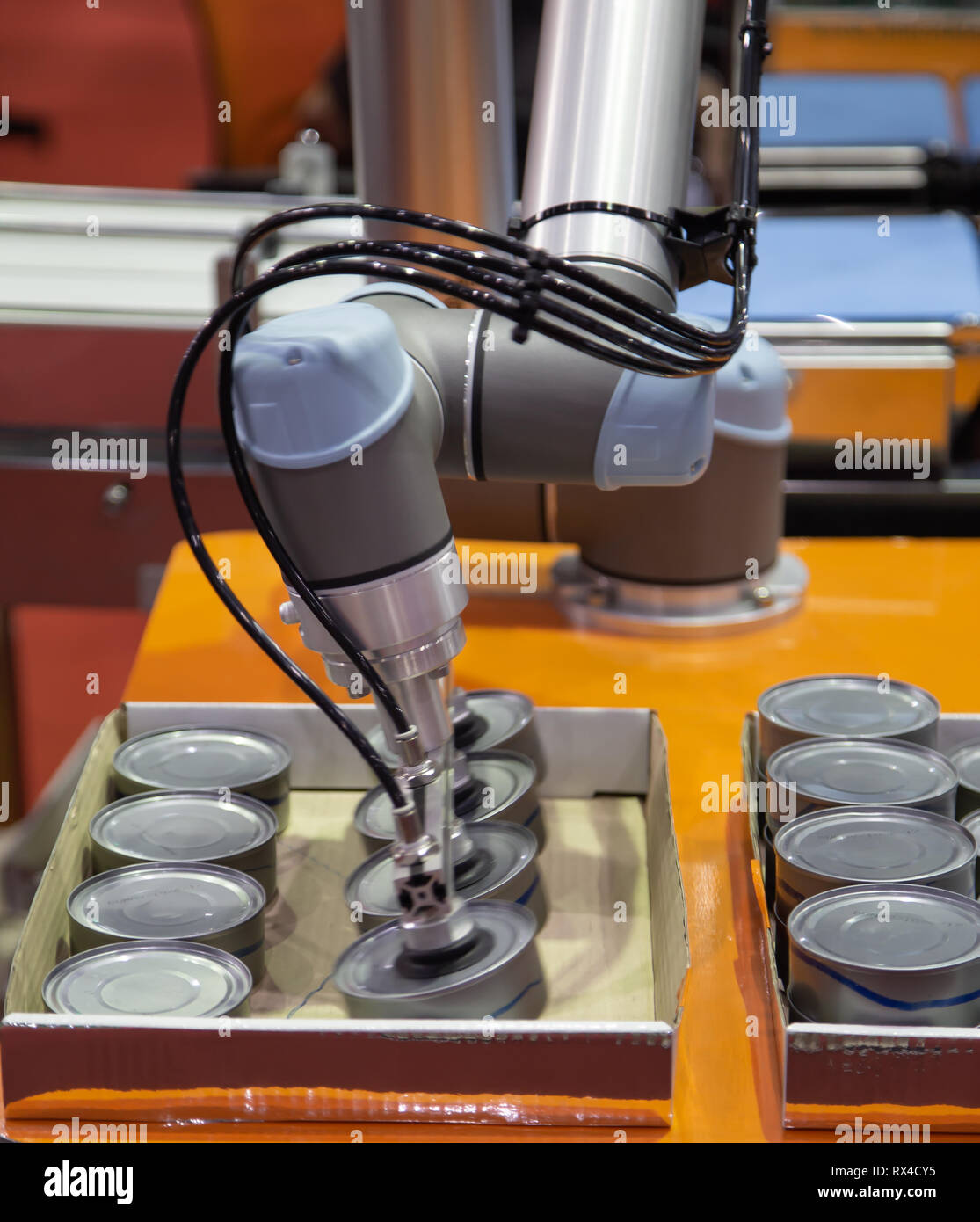 Automatisierung Roboter heben essen kann an Traverse in der Lebensmittelindustrie Stockfoto