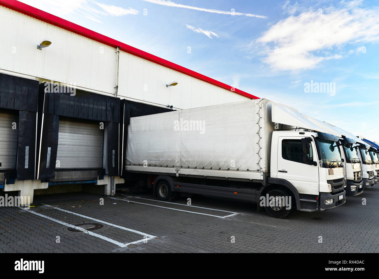 Logistik und Warenlagerung - Be- und Entladen von Waren für den Transport per Lkw Stockfoto