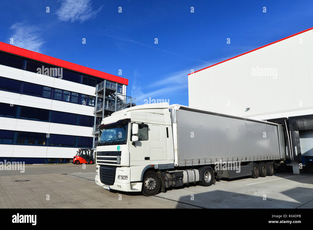 Verladung von Lastkraftwagen in der Lagerhalle einer Spedition Stockfoto