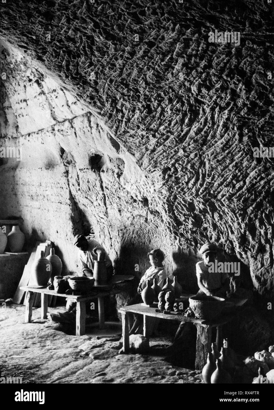 Europa, Italien, Kalabrien, Gerace, Handwerker aus Terrakotta, 1940 Stockfoto
