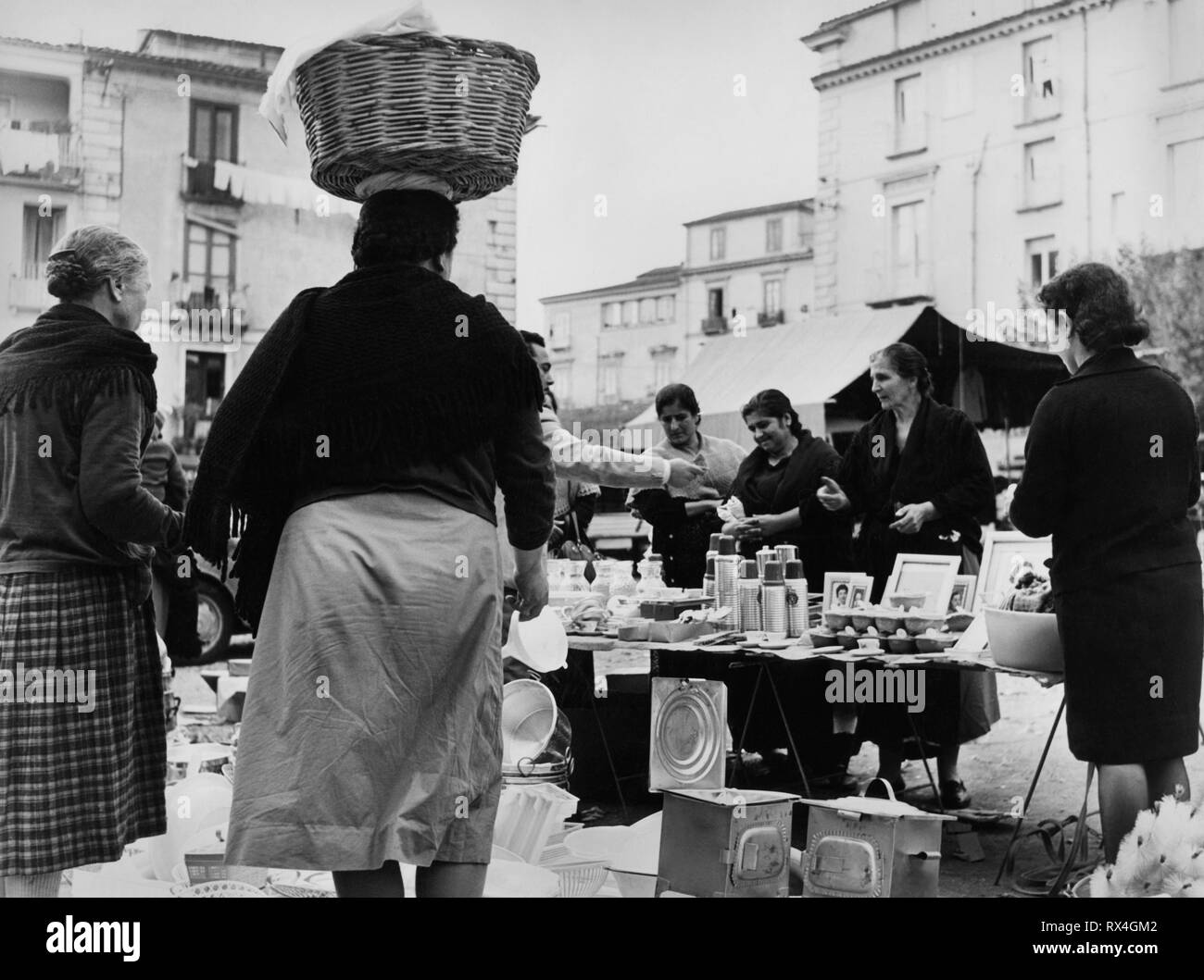 Die Frauen, die am Markt, nicastro, Kalabrien, Italien, 1965 Stockfoto