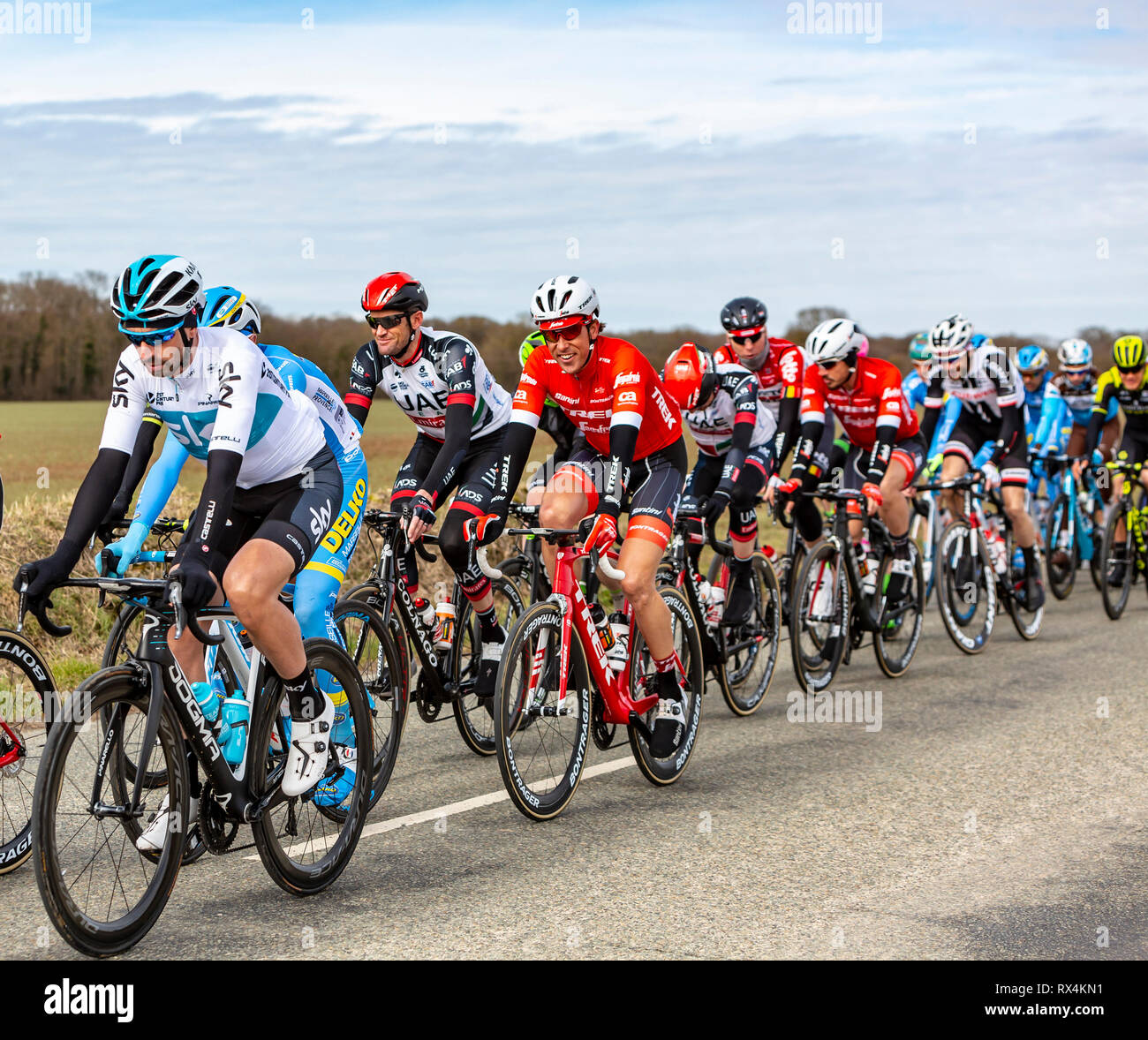Fains-la-Folie, Frankreich - 5. März 2018: Der spanische Radfahrer David Lopez von Team Sky Reiten in das Peloton auf einer Landstraße in der Phase 2 der Pari Stockfoto