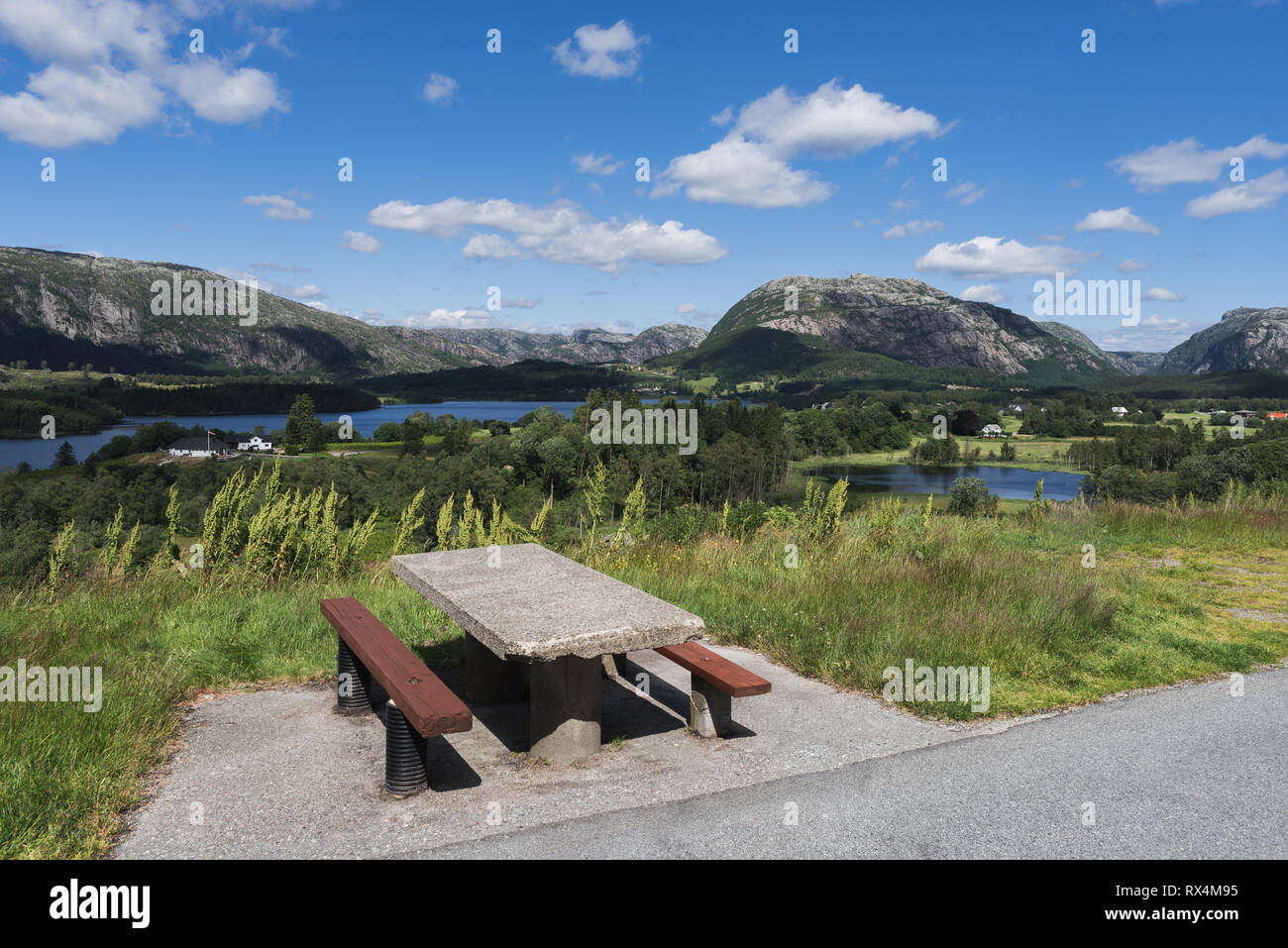 Sommer norwegischen Landschaft mit einem Platz für die Erholung. Sicht auf die Berge und Hügel. Sonnigen Tag Stockfoto