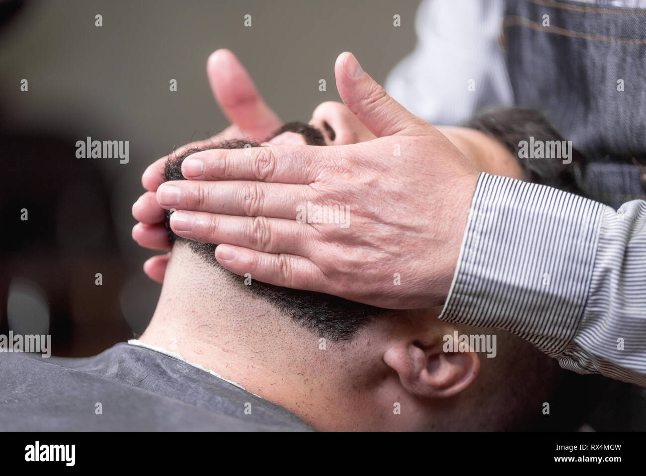 Haarstilist Anwendung nach der Rasur Lotion zum Friseur. Stockfoto
