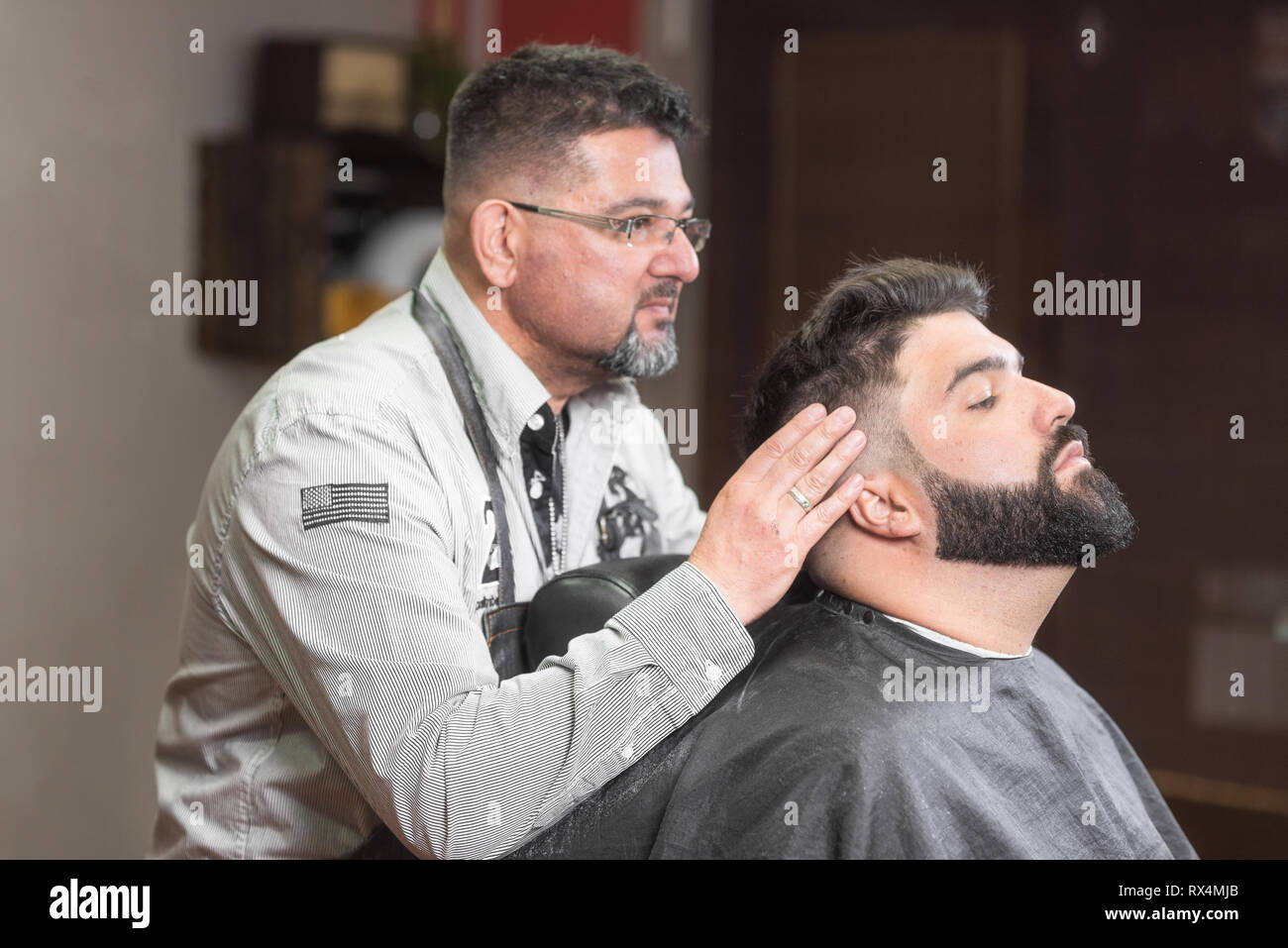 Haarstilist Anwendung nach der Rasur Lotion zum Friseur. Stockfoto