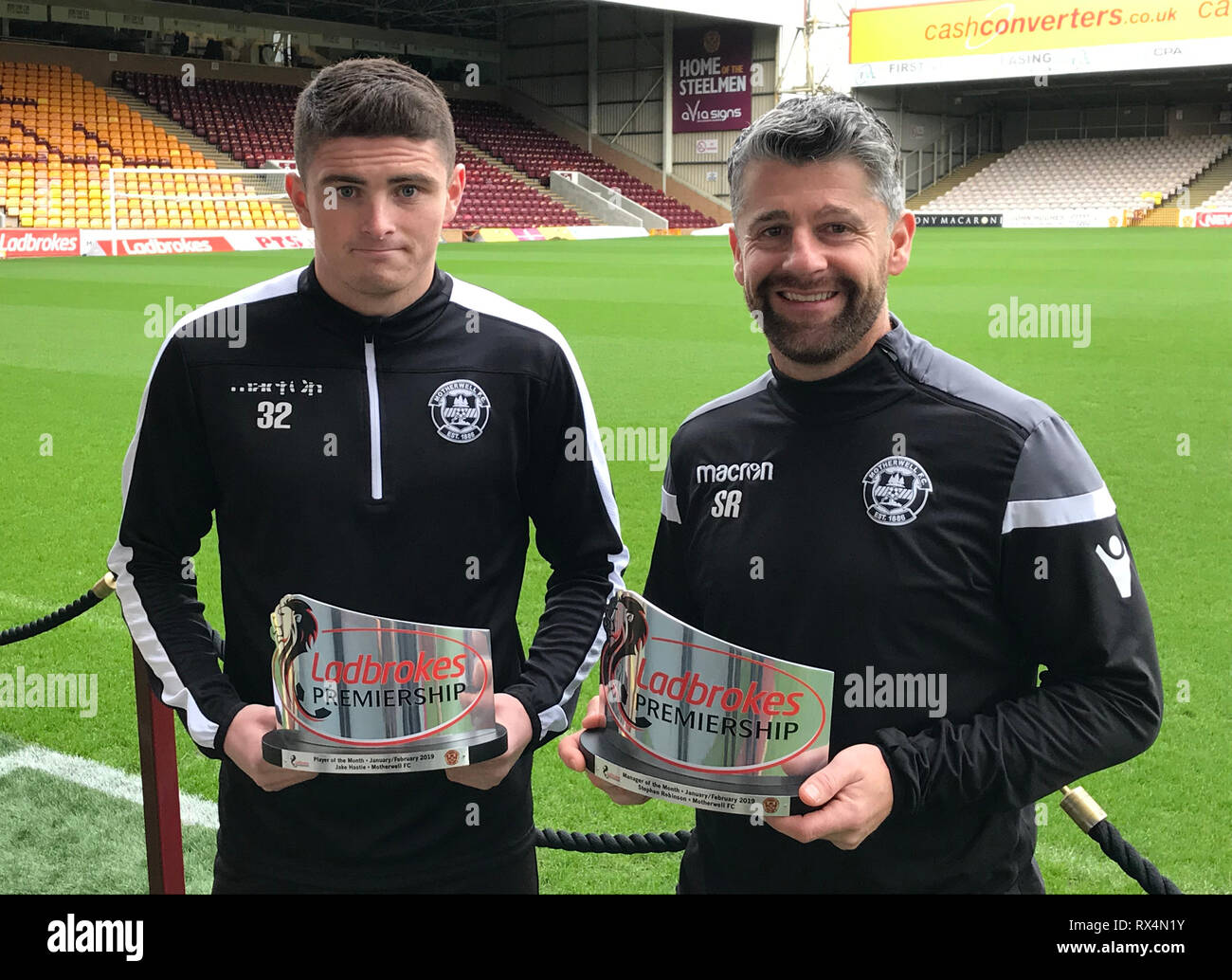 Motherwell ist Jake Hastie (links) und Stephen Robinson sammeln die Ladbrokes Premiership Spieler und Manager des Monats Auszeichnungen. Stockfoto