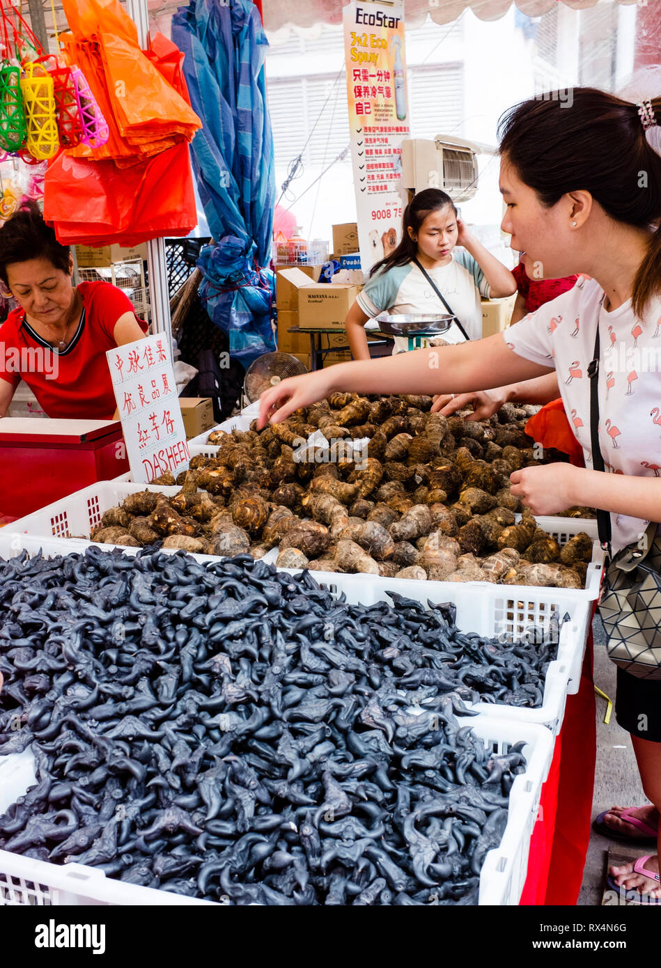Frau Shopping am Markt mit frischen Lebensmitteln in Singapur Stockfoto