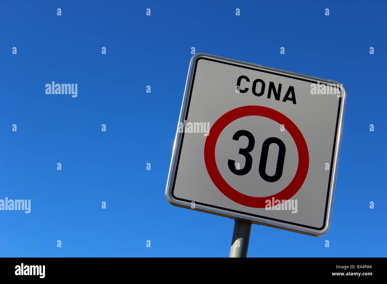 Straßenverkehr unterzeichnen, Spead limit Bereich 30 km/h. Stockfoto