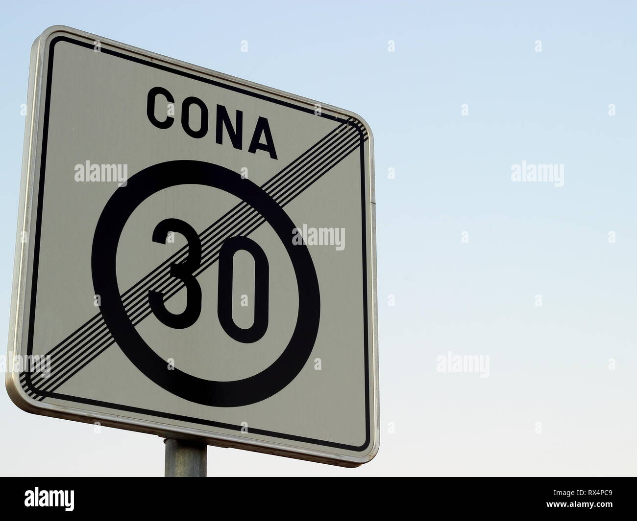 Straßenverkehr unterzeichnen, Ende spead limit Bereich 30 km/h. Stockfoto