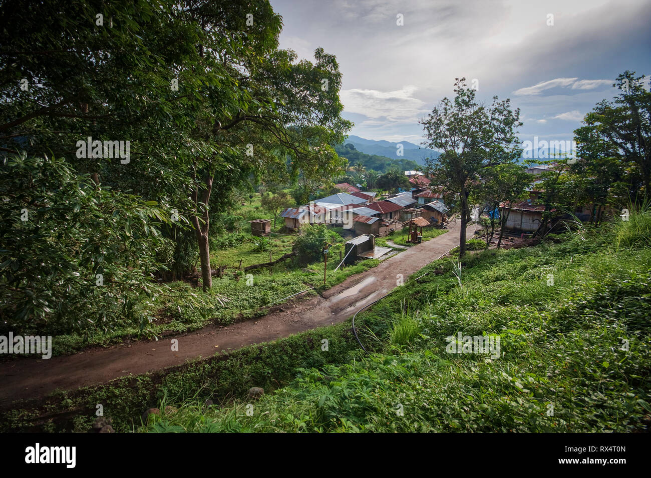 Ein kleines Dorf namens Air Panas Liasembe an einem nebligen Tag in den Bergen auf Flores Island in Indonesien Stockfoto