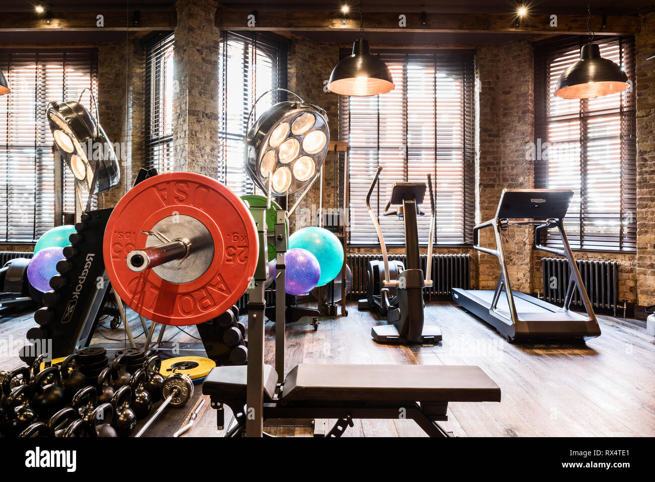 Übung Ausrüstung im rustikalen Fitnessraum Stockfoto