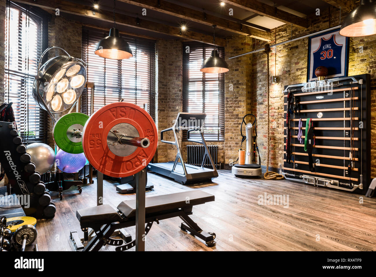 Übung Ausrüstung im rustikalen Fitnessraum Stockfoto