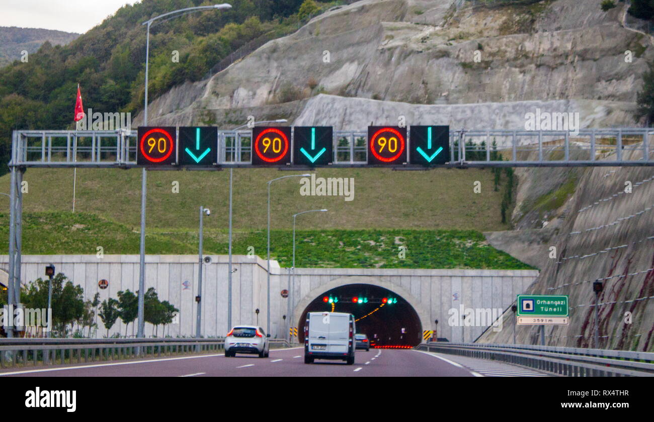 Orhangazi, Bursa/Türkei - vom 26. Oktober 2018: Istanbul - Izmir Autobahn Autobahn Orhangazi Tunnel Eingang Stockfoto