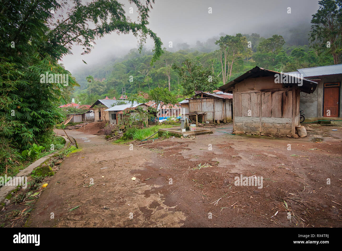 Ein kleines Dorf namens Air Panas Liasembe an einem nebligen Tag in den Bergen auf Flores Island in Indonesien Stockfoto