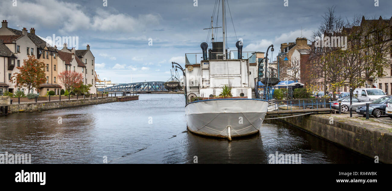 Ristaurante de Niro - The Cruz war ein Kreuzfahrtschiff, dann eine Piano-Bar, ein Nachtclub, ein Restaurant und ist jetzt am Ufer im Queen's Dock Leith festgemacht Stockfoto