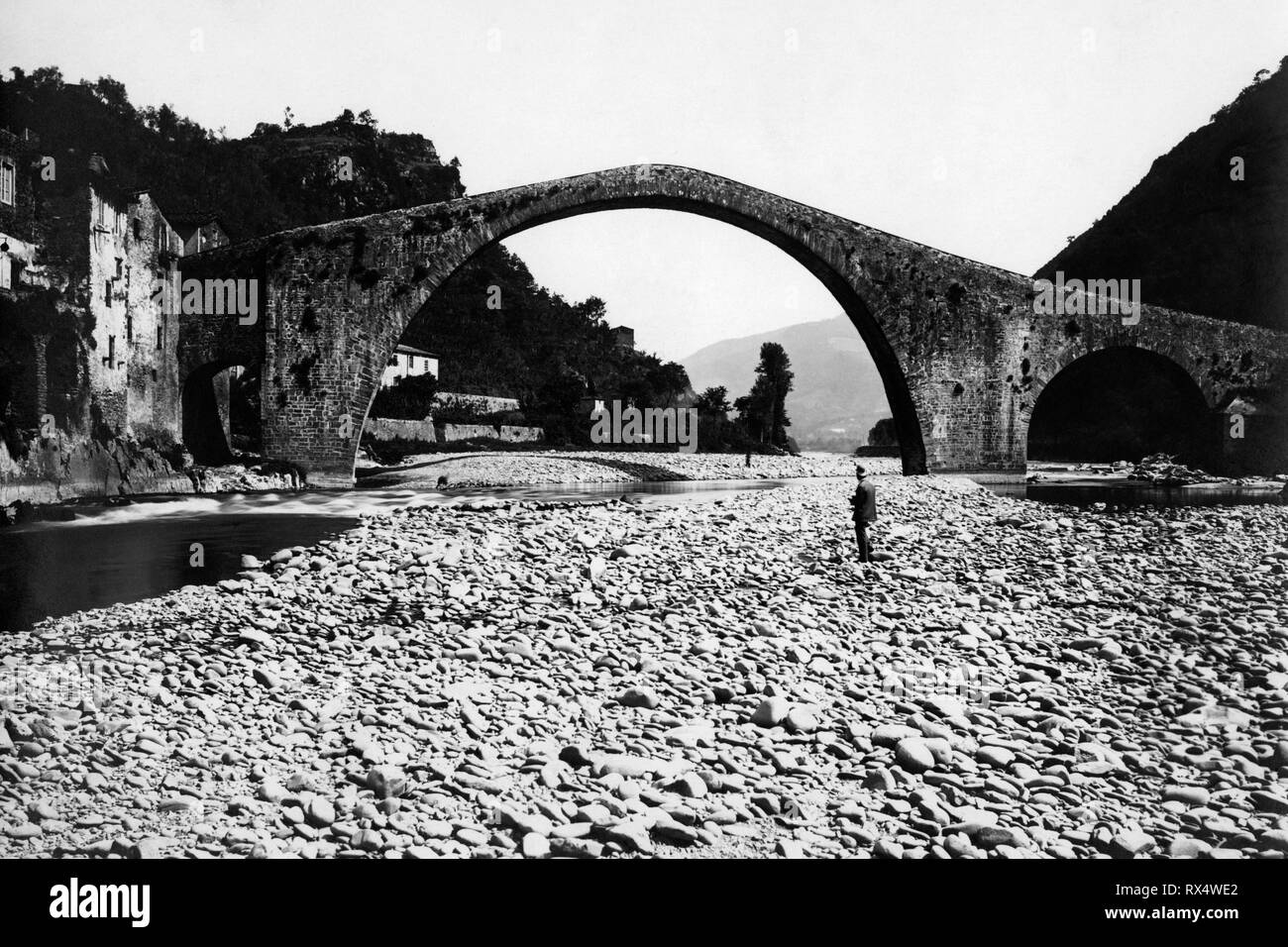 Brücke von Maria Magdalena oder der Teufel auf dem Fluss Serchio, Borgo a Mozzano, Toskana, Italien, 1920-30 Stockfoto