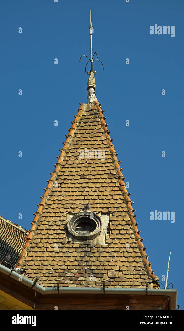 Alte quadratische Turm Typ Dach auf einem Gebäude Stockfoto