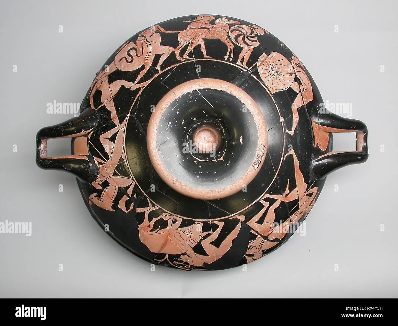 Kylix (Trinkbecher). Griechisch; Athen; Art und Weise der Epeleios Maler. Datum: 510 v. Chr.-500 v. Chr.. Abmessungen: 14 x 40,3 x 31,1 cm (5 1/2 x 15 7/8 x 12 1/4 in.). Terra-cotta, in den Roten dekoriert - Abbildung Technik. Herkunft: Attika. Museum: Das Chicago Art Institute. Stockfoto