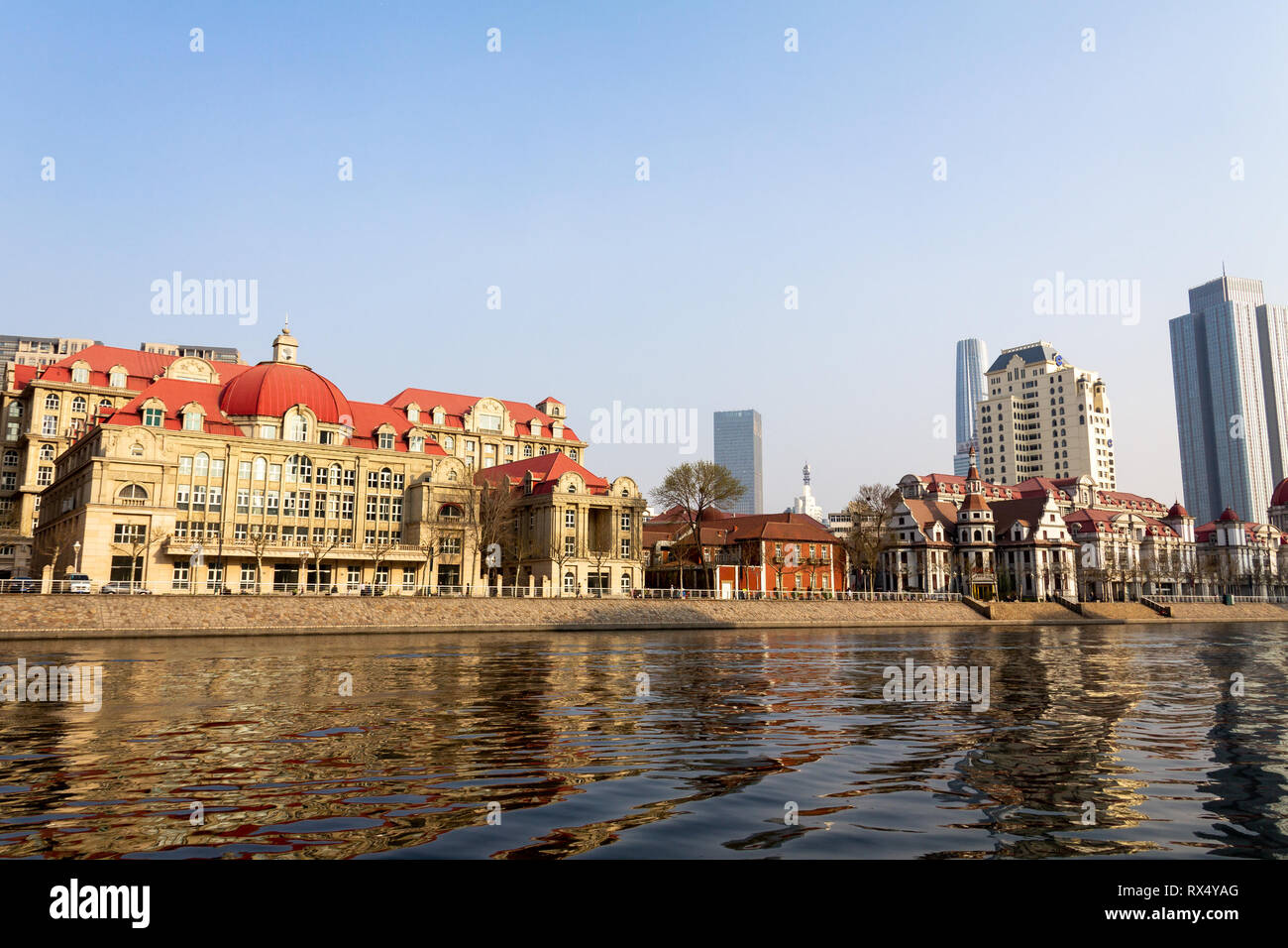 Gebäude im europäischen Stil entlang der Haihe River im Zentrum von Tianjin, China Stockfoto